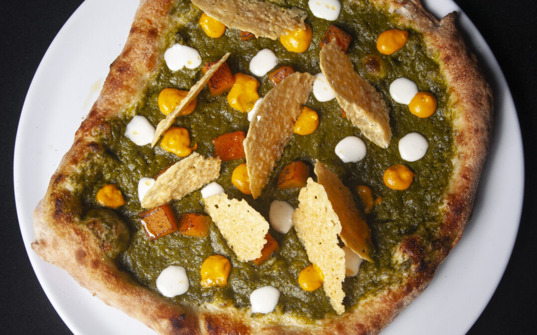 Bekroonde vegetarische pizza met Nederlandse seizoensgroente