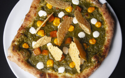 Bekroonde vegetarische pizza met Nederlandse seizoensgroente