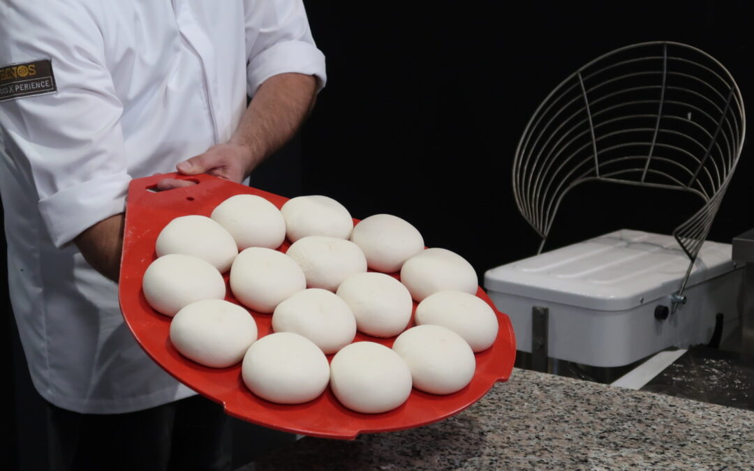 Zo maak je perfecte pizzadeegbollen in 8 seconden